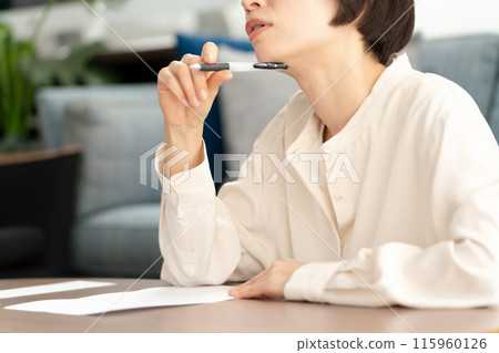 寫信的女人，手 115960126