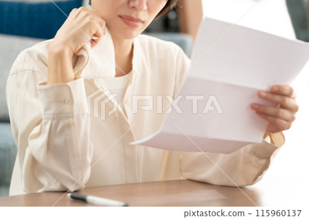 一個女人讀完信後哭了 115960137