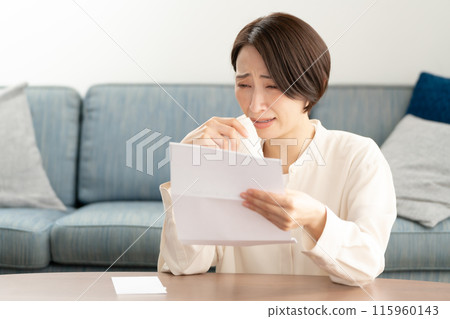 一個女人讀完信後哭了 115960143