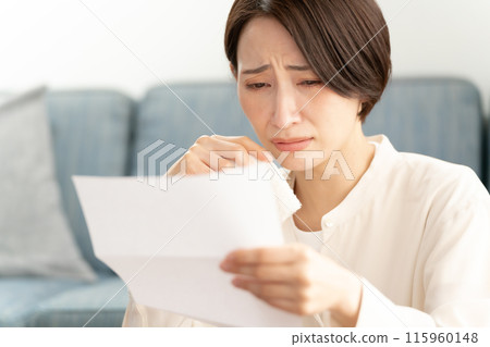 一個女人讀完信後哭了 115960148