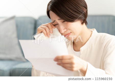 一個女人讀完信後哭了 115960150