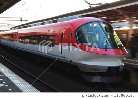 The red Ise-Shima Liner express train on the Kintetsu Nagoya Line (Kintetsu Nagoya⇔Kashijima) The red Ise-Shima Liner express train on the Kintetsu Nagoya Line (Kintetsu Nagoya⇔Kashijima) 115960183