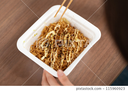 手拿杯炒麵的女人 115960923