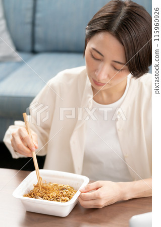 杯炒麵 女人 115960926