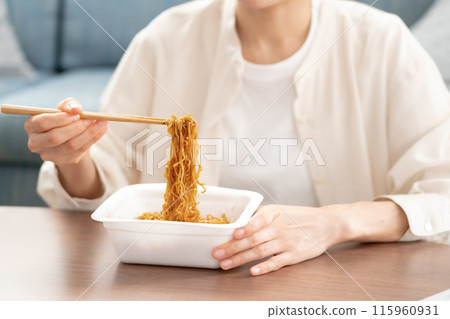 手拿杯炒麵的女人 115960931