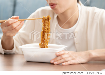 手拿杯炒麵的女人 115960932