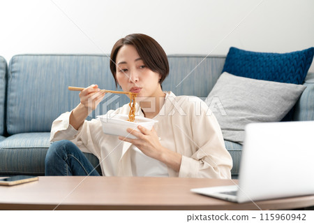 女人吃杯炒麵 115960942