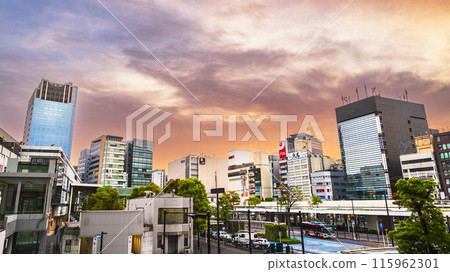 Urban scenery at the east exit of JR Kawasaki Station: Kawasaki cityscape dyed in the morning glow [Kawasaki City, Kanagawa Prefecture] 115962301