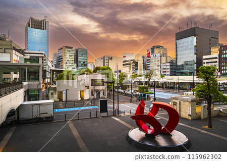 Urban scenery at the east exit of JR Kawasaki Station: Kawasaki cityscape dyed in the morning glow [Kawasaki City, Kanagawa Prefecture] 115962302
