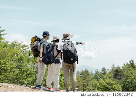 家庭喜歡徒步旅行 115962348