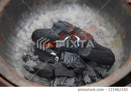 How to start a charcoal fire 115962385