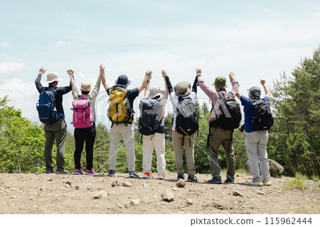 Men and women enjoying hiking 115962444