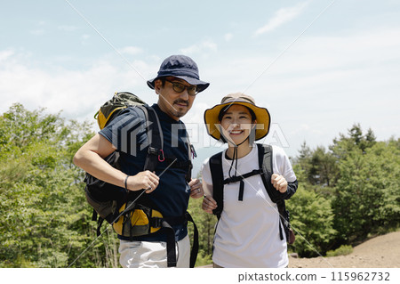 家長和孩子享受健行 115962732