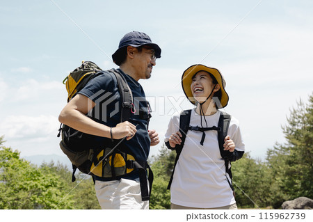 家長和孩子享受健行 115962739