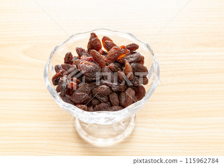 Raisins in a glass bowl Raisins in a glass bowl 115962784
