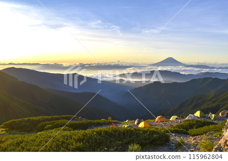 [Yamanashi Prefecture] Mt. Fuji as seen from the Kitadake Sanso tent site in the morning 115962804
