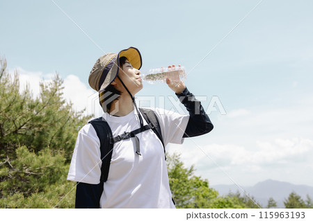 女人享受遠足 115963193