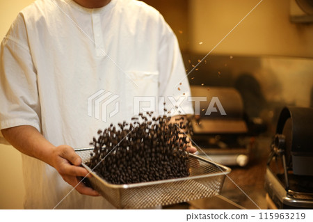 篩出烘焙過的咖啡豆糠 115963219