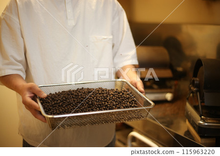 Sifting off roasted coffee bean chaff Sifting off roasted coffee bean chaff 115963220