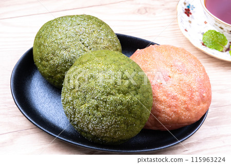 抹茶哈密瓜麵包和草莓哈密瓜麵包 抹茶哈密瓜麵包和草莓哈密瓜麵包 115963224