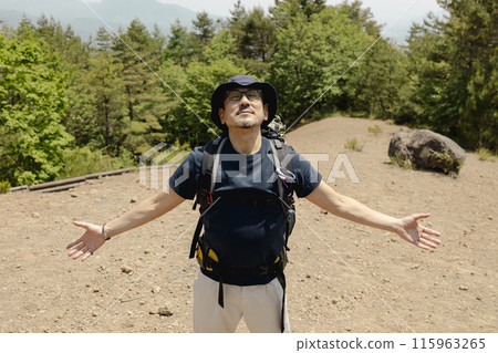 享受徒步旅行的男人 115963265