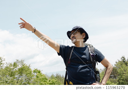 享受徒步旅行的男人 115963270
