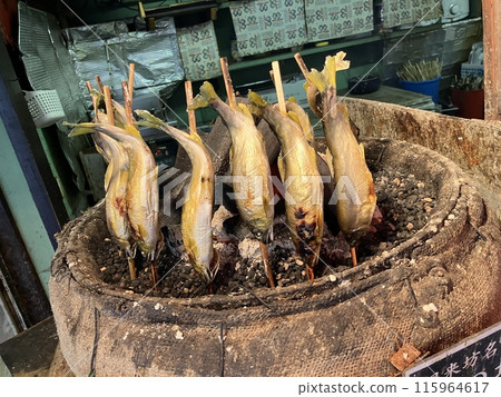 Salt-grilled salmon Salt-grilled salmon 115964617