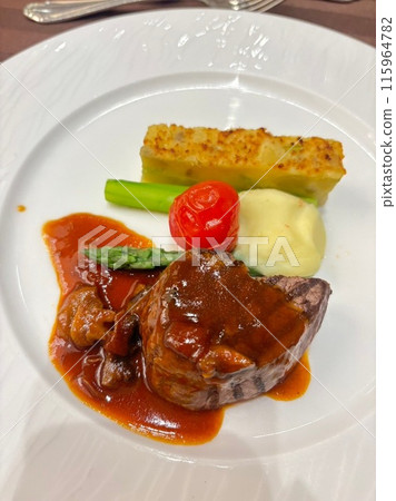 法國餐廳的牛排 法國餐廳的牛排 115964782