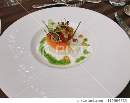 法國餐廳的鮭魚開胃菜 法國餐廳的鮭魚開胃菜 115964783