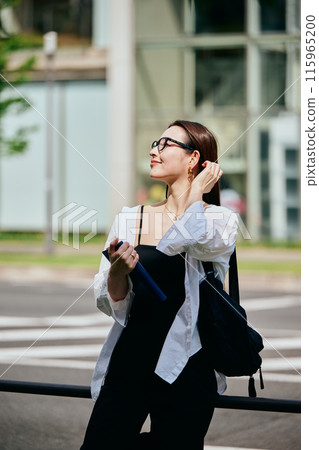 拿著筆記本微笑的年輕女子 拿著筆記本微笑的年輕女子 115965200