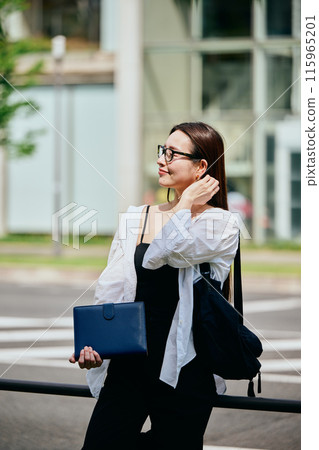 拿著筆記本微笑的年輕女子 拿著筆記本微笑的年輕女子 115965201