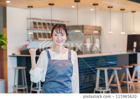 一位女咖啡館工作人員微笑著工作 115965620
