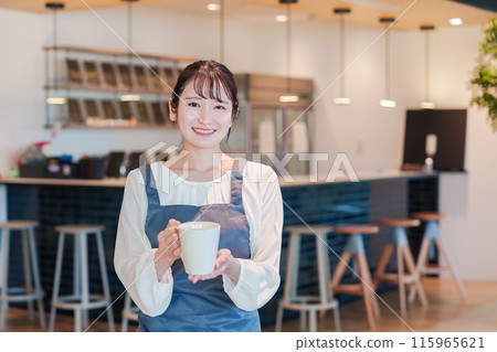 一位女咖啡館工作人員微笑著工作 115965621