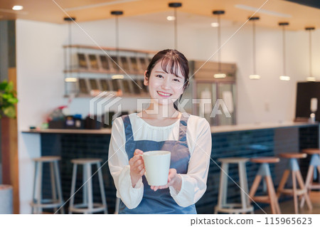 一位女咖啡館工作人員微笑著工作 115965623