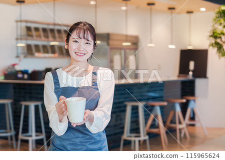 一位女咖啡館工作人員微笑著工作 115965624