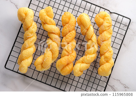 Top View of Glazed Twisted Donut on Cooling rack. 115965808