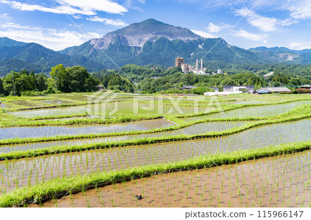 <Saitama Prefecture> Terasaka rice terraces during rice planting season and Chichibu in early summer 115966147