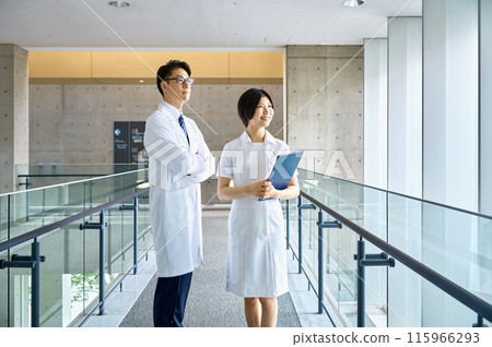 在醫院工作的醫生和護士 115966293