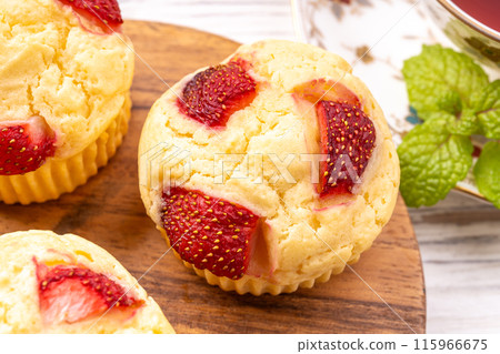 Strawberry muffin 115966675