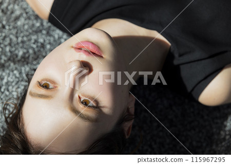 黑無袖的女人 黑無袖的女人 115967295