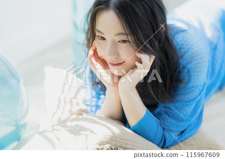 一個穿著藍色衣服的女人仰躺著 一個穿著藍色衣服的女人仰躺著 115967609