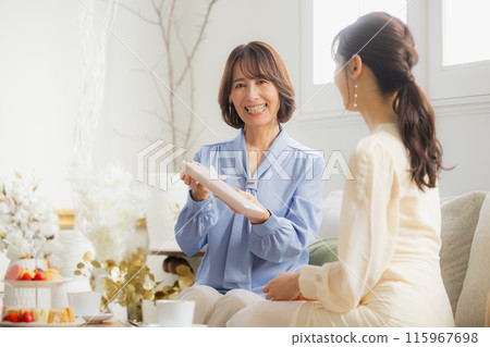 兩個女人在咖啡館聊天 115967698