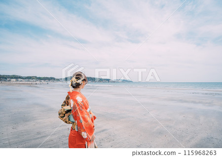 New adults walking along the beach 115968263