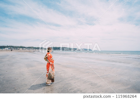 New adults walking along the beach 115968264