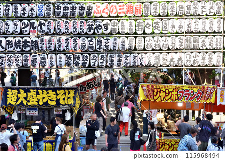 淺草三社祭攤位和透過樹林的陽光 115968494