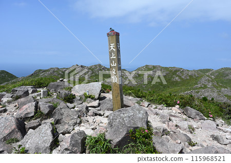 The summit of Mount Tenjo on a clear day 115968521