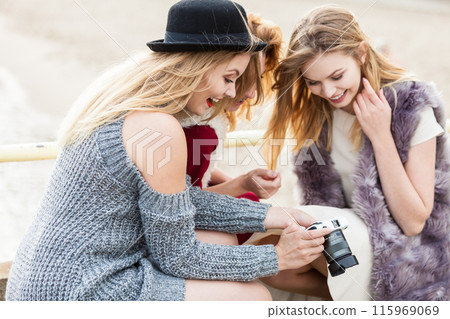 Photographer showing fashion models photos 115969069