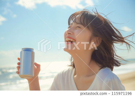 年輕的亞洲女人微笑著拿著罐頭 年輕的亞洲女人微笑著拿著罐頭 115971196