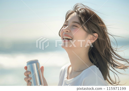 年輕的亞洲女人微笑著拿著罐頭 年輕的亞洲女人微笑著拿著罐頭 115971199