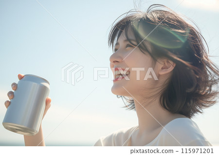 年輕的亞洲女人微笑著拿著罐頭 115971201